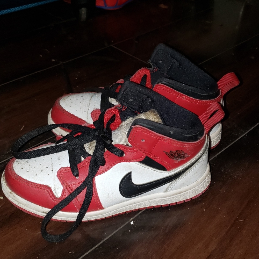 Jordan 1 se white heels